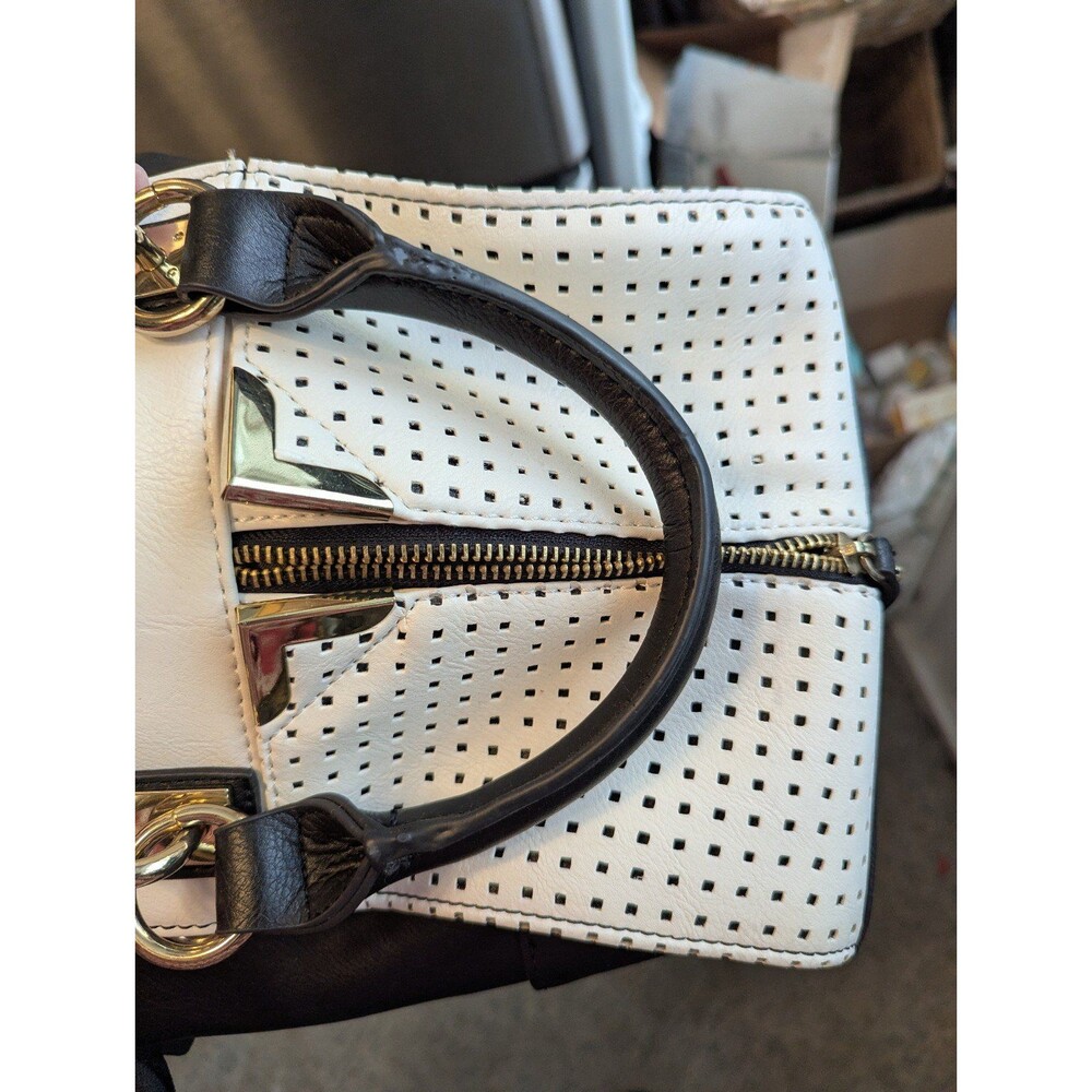 Excellent Danielle Nicole Faux Black white Zip frt handbag